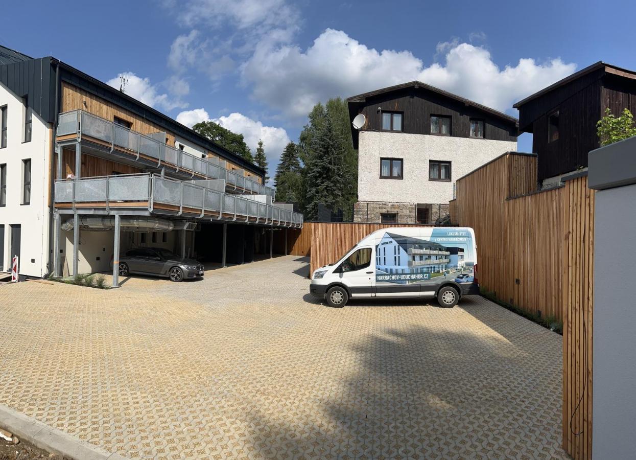 Luxusni Apartman Grand V Centru Harrachova Se Soukromou Mega Terasou, S Privatnim Parkovanim Zdarma, S Moznosti Dobijeni Wallbox Ev A Vyhledem Na Harrachovsky Kostelicek Buitenkant foto