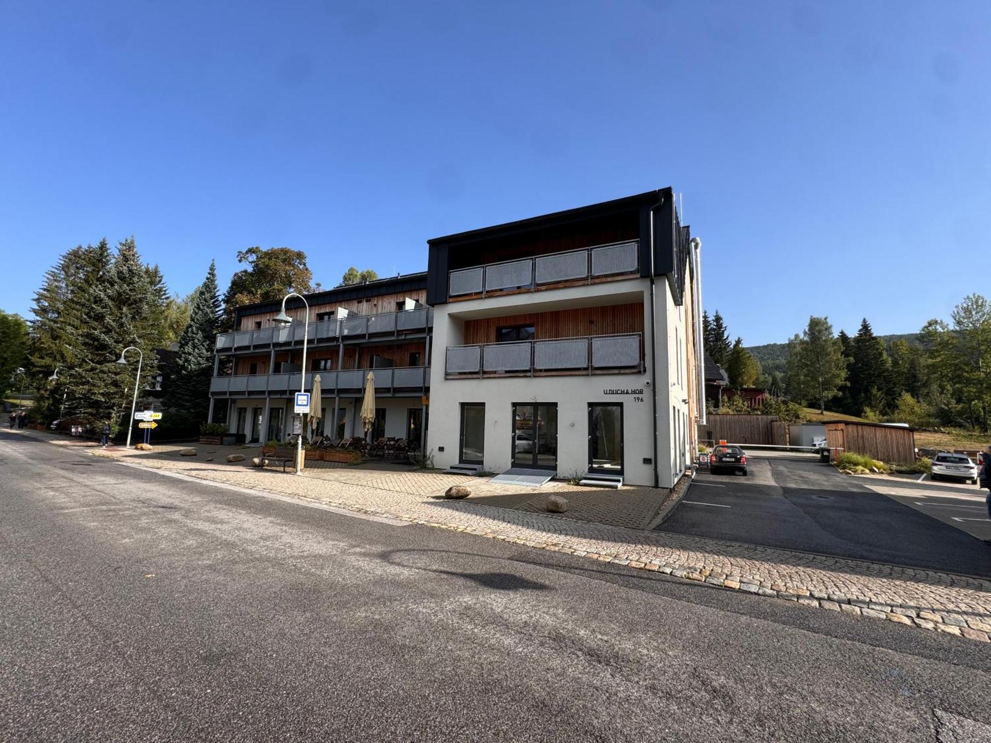 Luxusni Apartman Grand V Centru Harrachova Se Soukromou Mega Terasou, S Privatnim Parkovanim Zdarma, S Moznosti Dobijeni Wallbox Ev A Vyhledem Na Harrachovsky Kostelicek Buitenkant foto